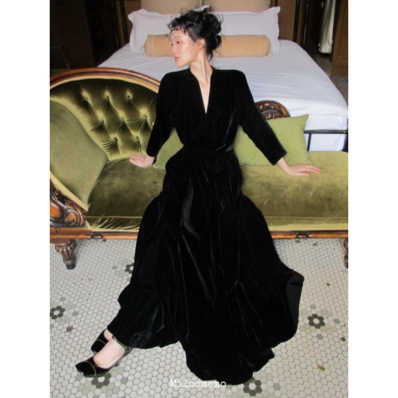 「Milosmemo」French Retro Silk Velvet Dress, Deep V-Neck, Large Hem, Nine-Quarter Sleeves, Elegant and Graceful 「Milosmemo」French Retro Silk Velvet Dress, Deep V-Neck, Large Hem, Nine-Quarter Sleeves, Elegant and Graceful