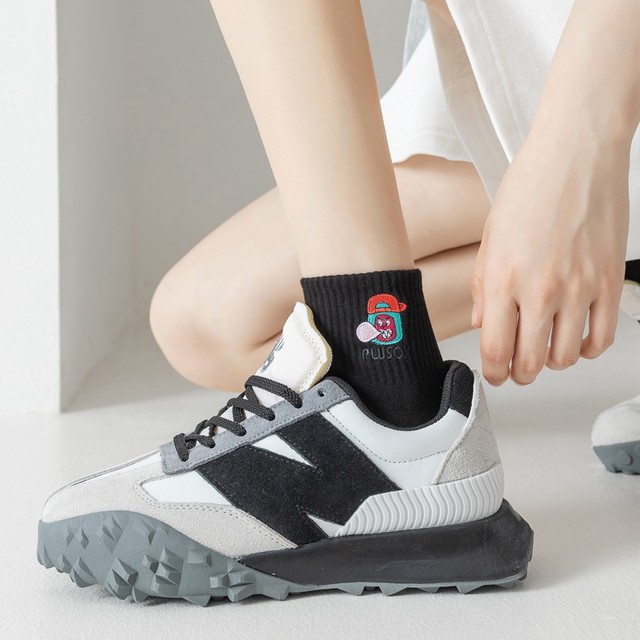 ຖົງຕີນຖັກແສ່ວຂອງແມ່ຍິງໃນພາກຮຽນ spring ແລະດູໃບໄມ້ລົ່ນ sweat-absorbent ທໍ່ສັ້ນຂອງແມ່ຍິງ summer ກິລາບາງໆ socks ຝ້າຍຖົງຕີນສີດໍາສີຂາວກາງທໍ່ socks