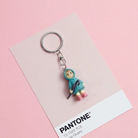 Маленькая девочка берет зонтик x453