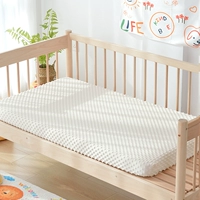 Светло -желтая пухлая кровать (применимо к осень и зиме)