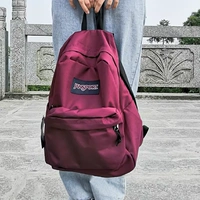 Боковые карманы и отделения бордового цвета.