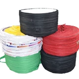 Потяните ветви и веревки, завернутые в неподвижный садовый фруктовый дерево, тканевая ткань с тканевой полосой с сельскохозяйственной веревкой для упаковки и привязанной одежды