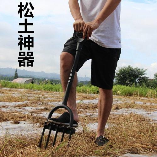 Поворот заземляющий сосновый артефакт на открытом воздухе. Поворот по почве, открывая пустошь мотыга