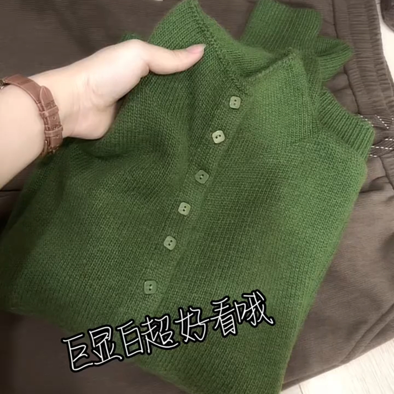 Green Korean-Style Solid Color Small Square Buckle Turtleneck Knit Sweater for Women, 2026 Autumn New Style, Warm and Stylish, Plus-Size Sweater