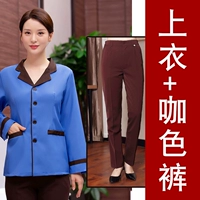 Синий лонгслив, цветные штаны