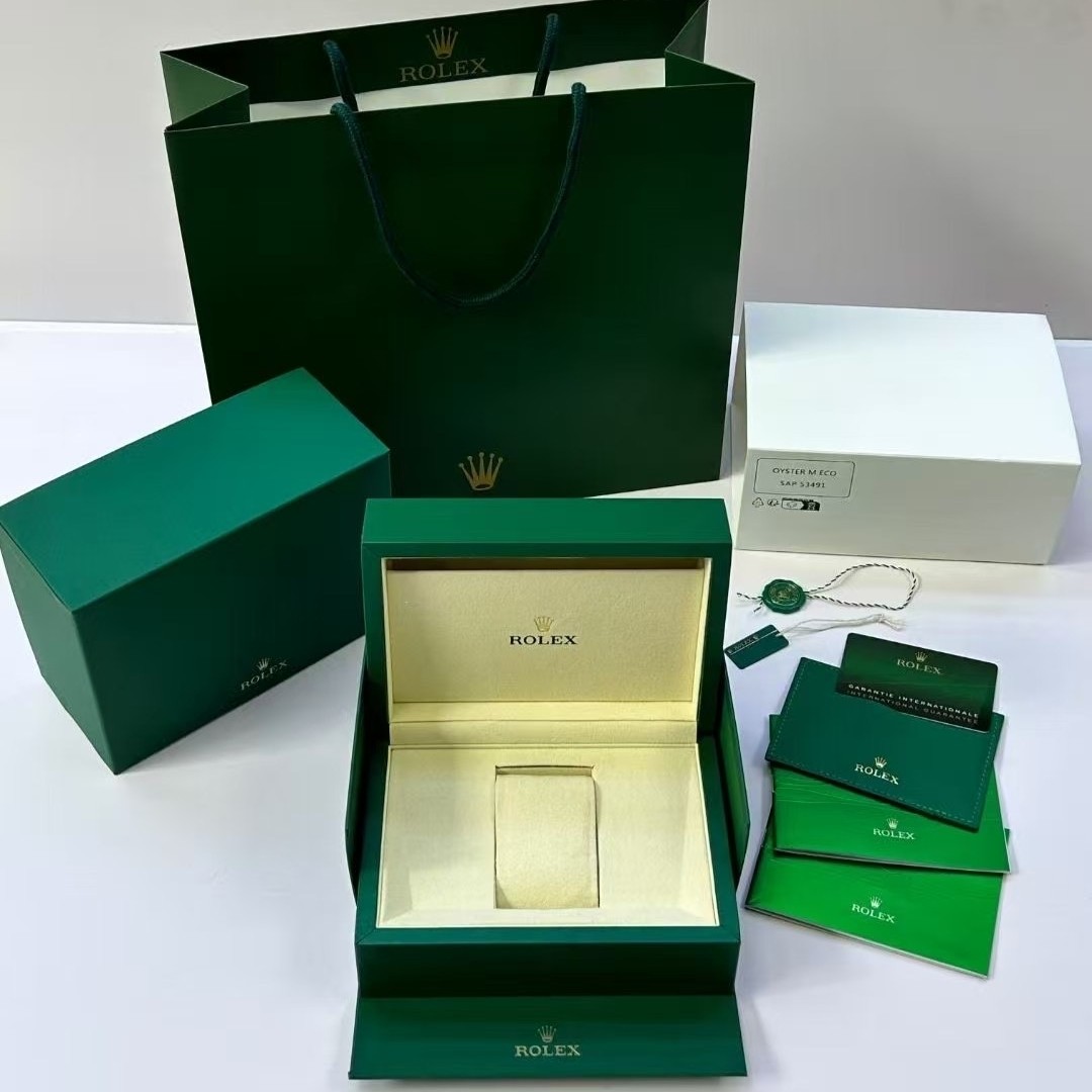 Crown Brand Watches, Such as the Submariner, Daytona, and Yacht-Master Series, Come with High-End Packaging Boxes for Storage and Gift Giving