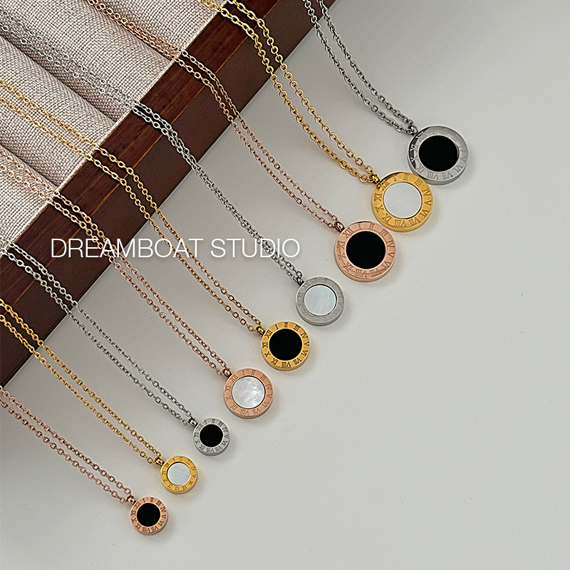 Dreamboat Roman Numeral Black and White Double-Sided Necklace Natural Shell Simple and Stylish Titanium Steel Gold-Plated Clavicle Chain