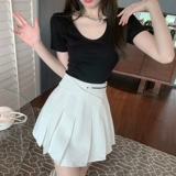 Летний универсальный комплект, приятная телу дизайнерская футболка с коротким рукавом, юбка, сезон 2021, тренд сезона, по фигуре