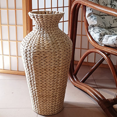 A variety of handcrafted straw and rattan flower vases, dried flower arrangements, large-sized living room table decorations, flower baskets and ornaments