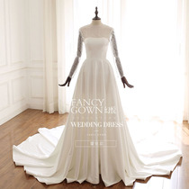 The new French simple bandeau satin interior with lace with long sleeves high neck and two wearing tall and slim tail wedding dress