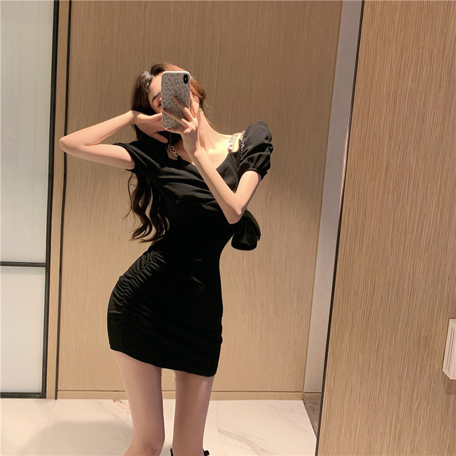 2022 summer new hot girl fried street V-neck sexy hip skirt design sense chain suspender dress women's