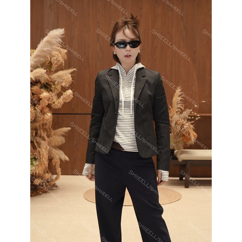 Jiaoye Shiieell【Matte Blazer】Lightweight, Smooth, High-Waisted, Short-Cut, Fitted Style Blazer with Notch Lapels Jiaoye Shiieell【Matte Blazer】Lightweight, Smooth, High-Waisted, Short-Cut, Fitted Style Blazer with Notch Lapels
