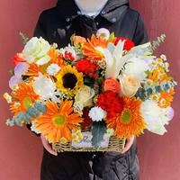 Зеленая жаккардовая корзина [белая хризантема оранжевая