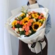 Розы с шампанским смешаны с букетом подсолнечника