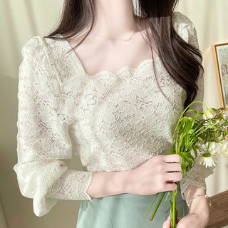 Camisa de encaje blanco de manga larga para mujer 2025 principios de otoño nuevo estilo cuello cuadrado top camisa hueca súper hada camisa de fondo versátil