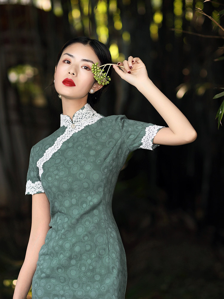 The old Shanghai qipao improved version of the young girl's daily Republic of China Wind infamous female medium long version student retro women's clothes