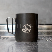 Accumulated grain) Latte Artisit304 stainless steel Teflon pull flower cylinder with a lever pointed mouth to milk a bubble cup 600ML