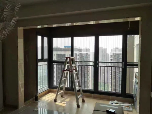 凤铝 Сверхпрочная, устойчивая к тайфунам, напольная раздвижная дверь с тремя направляющими и сеткой. Герметизация окна. Балконная дверь и окно из алюминиевого сплава, изготовленные на заказ.