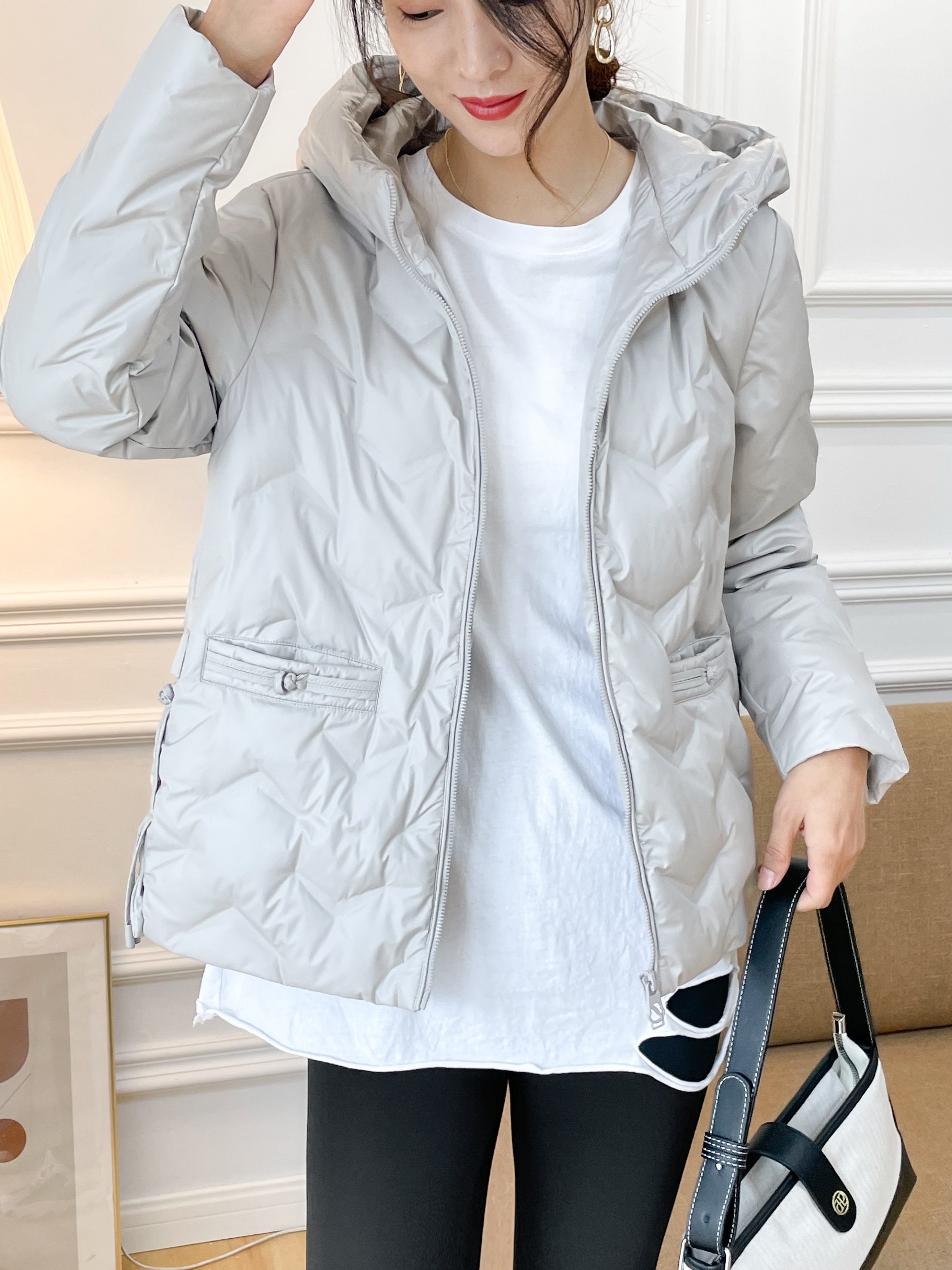 22 new hooded loose fashion temperament down jacket short drawstring waist 90 white duck down Korean warm jacket