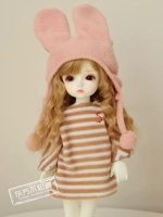 Две части порошковой шляпы полосатой рубашки