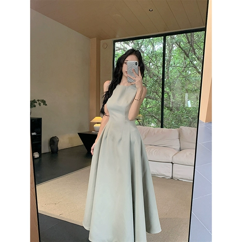 Белое летнее платье, приталенный жилет без рукавов, корсет, длинная юбка, яркий броский стиль, изысканный стиль