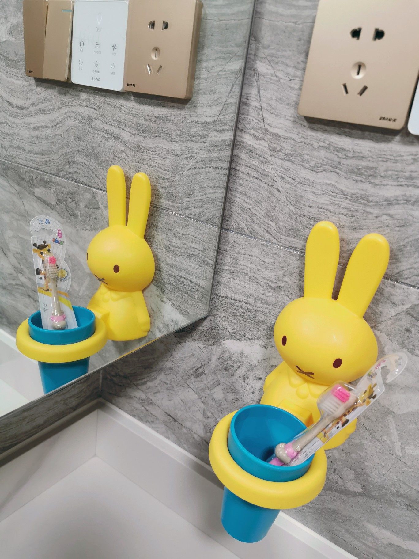 Children's big suction cup toothbrush cup Cartoon baby mouthwash cup set Tooth cylinder tooth jar cute storage shelf wall hanging