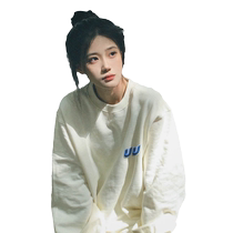 Creamy white round neck sweatshirt for women in autumn and winter new niche design lazy style American embroidery plus velvet loose top