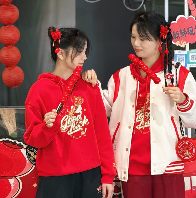 Anta Guan Xiaotong's Same Style Hooded Sweatshirt, Good Things Happen, New Year's Edition Women's Sports Pullover 162518728S