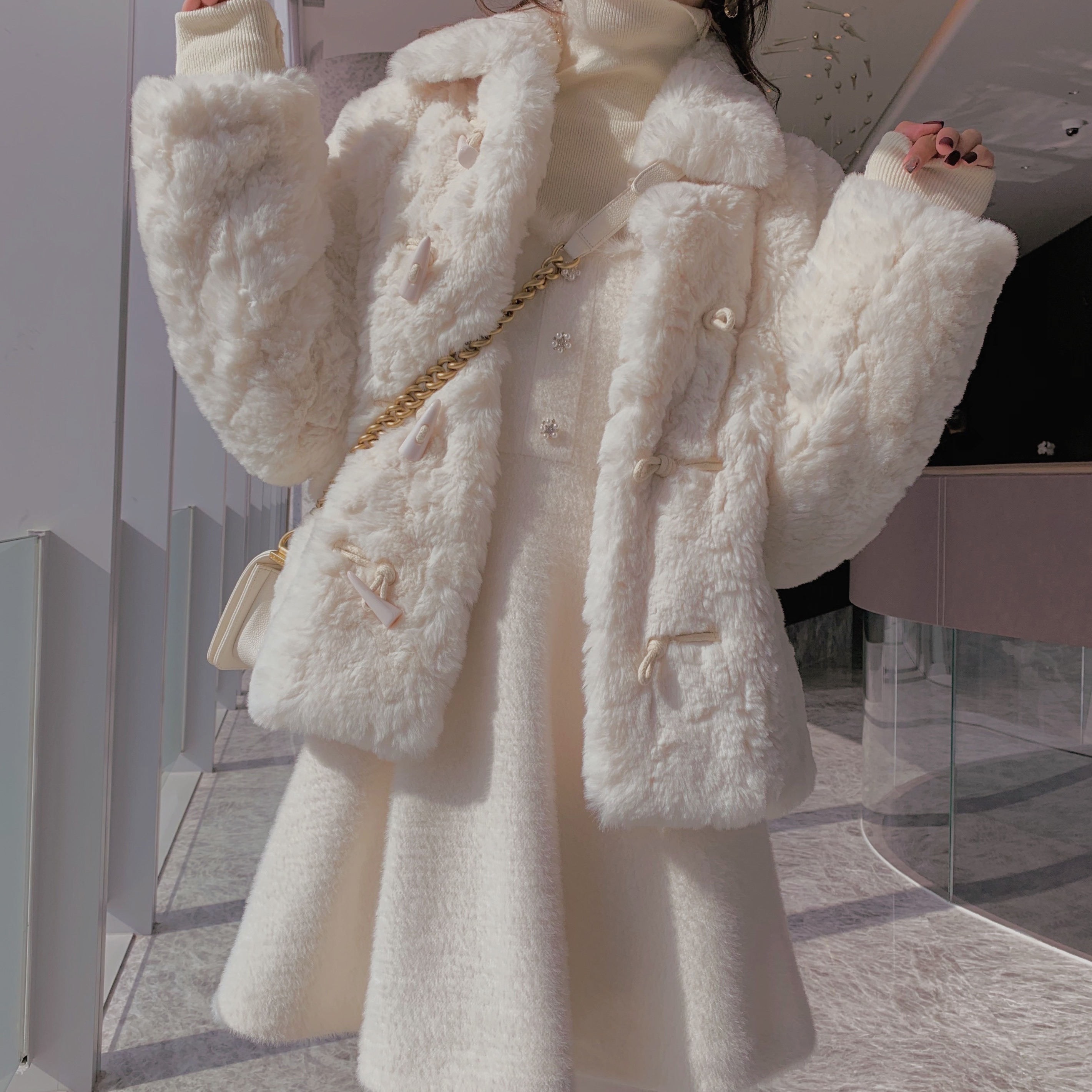2022 Haining winter new white horn button of otter rabbit fur coat female thicker lean fur coat