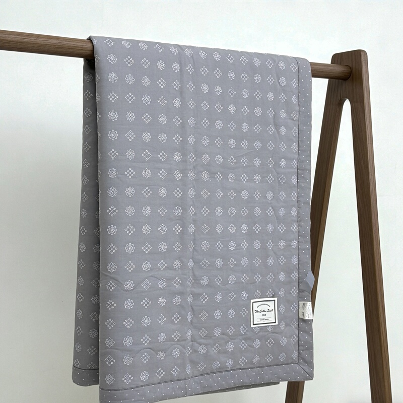 Washable Cotton Core Summer Quilt, High-End Combed Jacquard Double-Layer Yarn Cotton Thin Quilt, Air-Conditioning Quilt for Single or Double Beds Washable Cotton Core Summer Quilt, High-End Combed Jacquard Double-Layer Yarn Cotton Thin Quilt, Air-Conditioning Quilt for Single or Double Beds