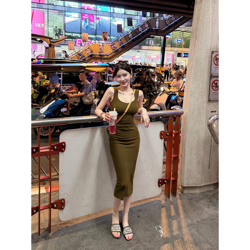【Farte Shop】Tyrande Holiday Brightening Olive Green Wide Strap Ribbed Dress for Women Spring/Summer Long 【Farte Shop】Tyrande Holiday Brightening Olive Green Wide Strap Ribbed Dress for Women Spring/Summer Long