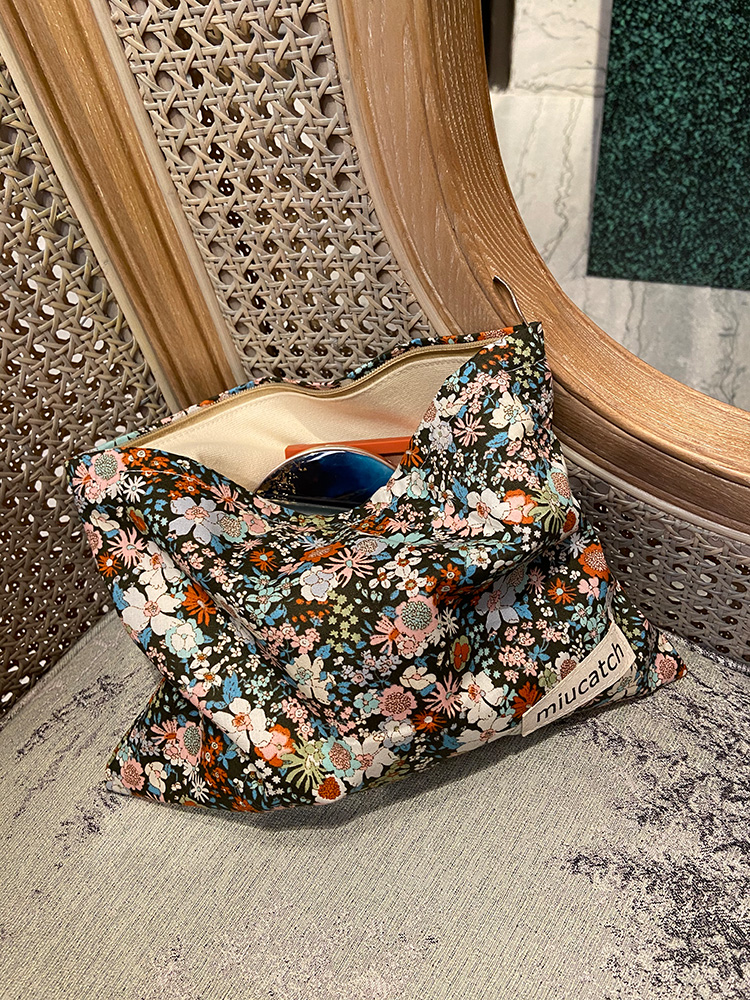 Cosmetic bag Women's small bag cosmetic bag Large capacity portable super cute exquisite portable can put water milk cloth bag