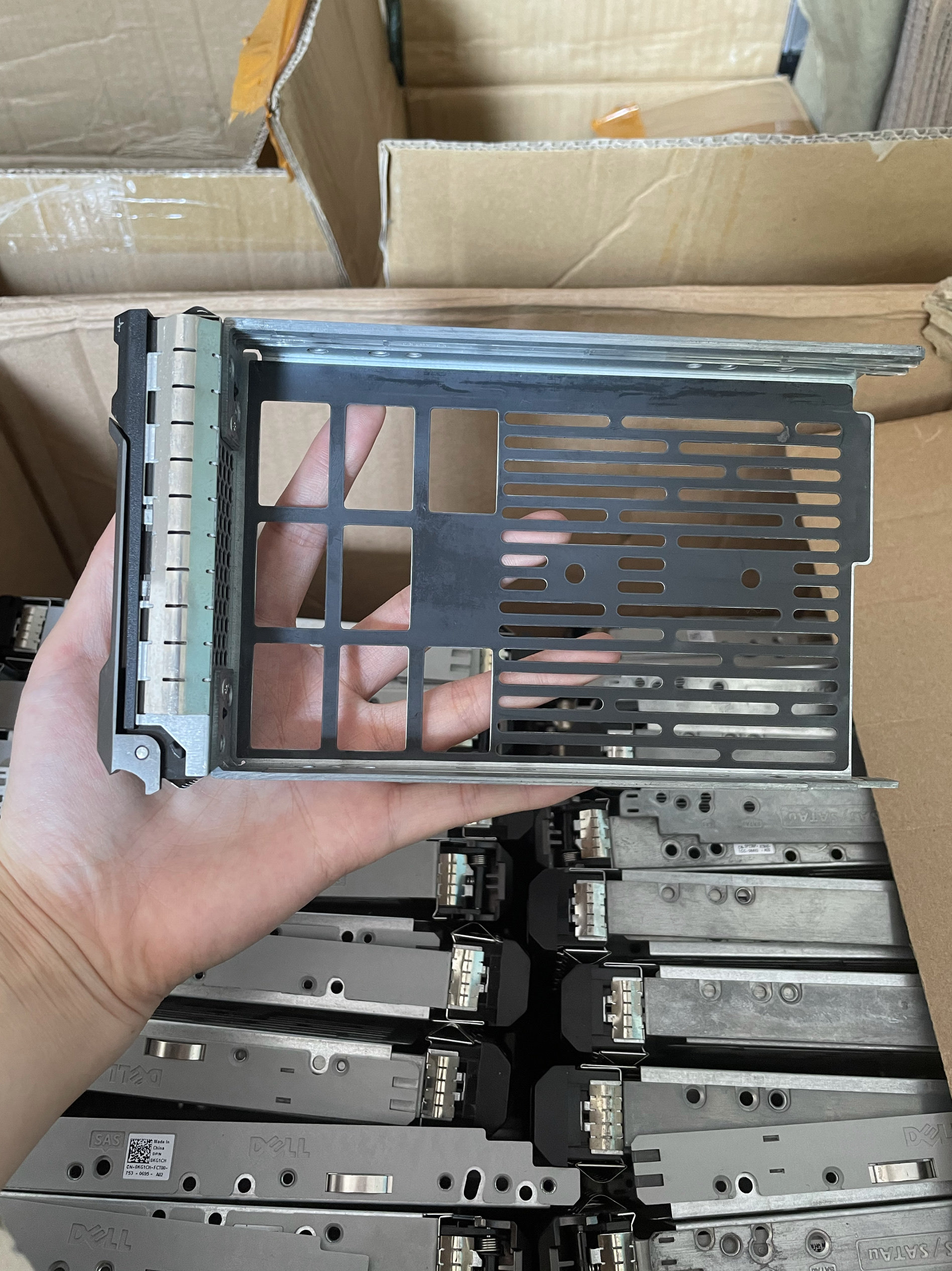 dell intel 800gb 2.5 DELL服务器硬盘托架大解析:R610/R710/R620/R630/R430/R720XDR730XD,你的服务器升级秘籍!-硬盘抽取盒-淘宝百科网