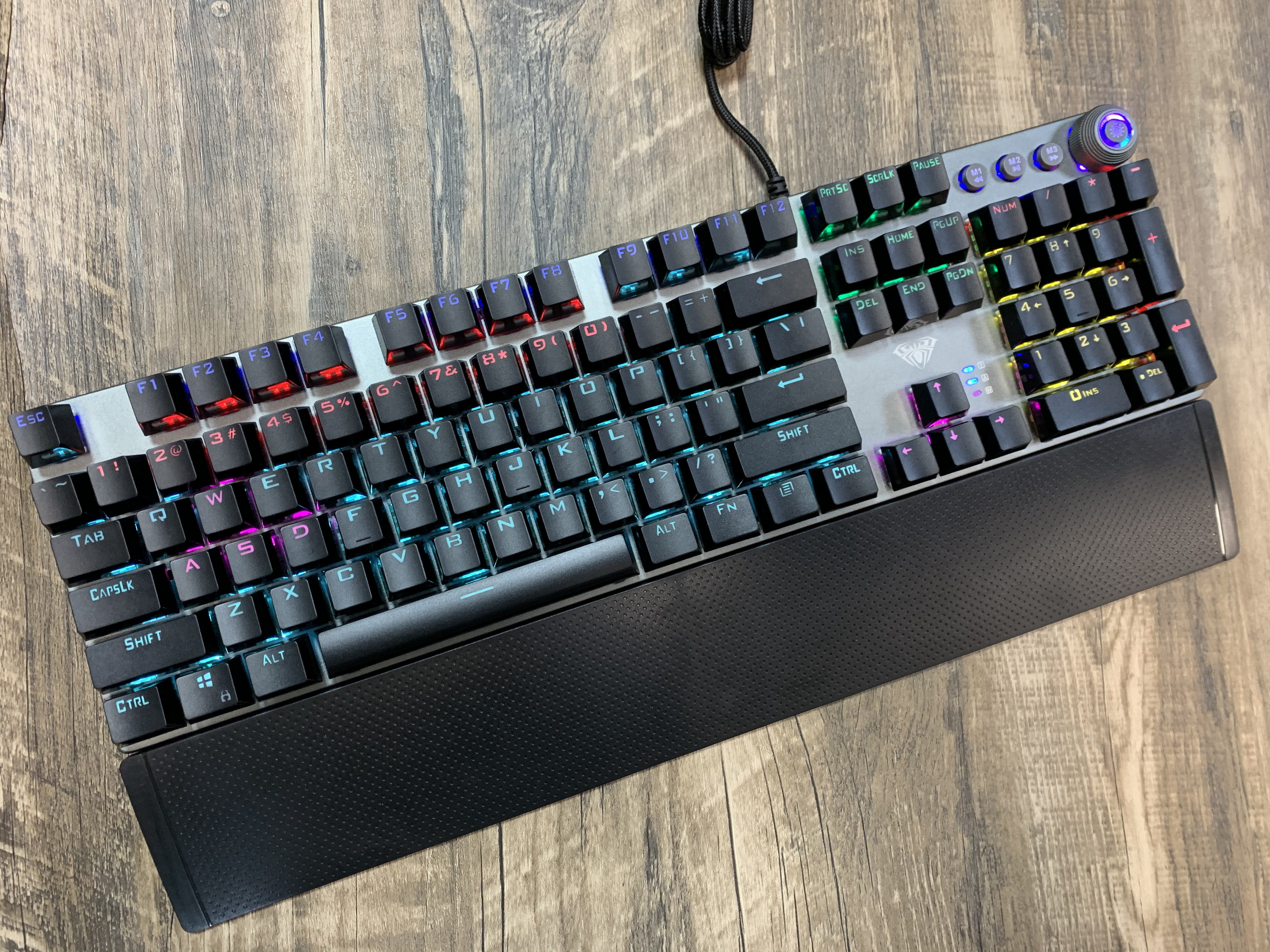 Foreign trade C104 standard 104 keys can be plugged in green shaft mixed light mechanical keyboard detachable hand office game hair