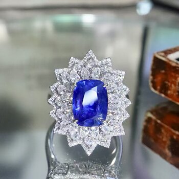 18k gold diamond inlaid natural sapphire ring. the main stone is 3.51 carats. it is sparkling and starry.
