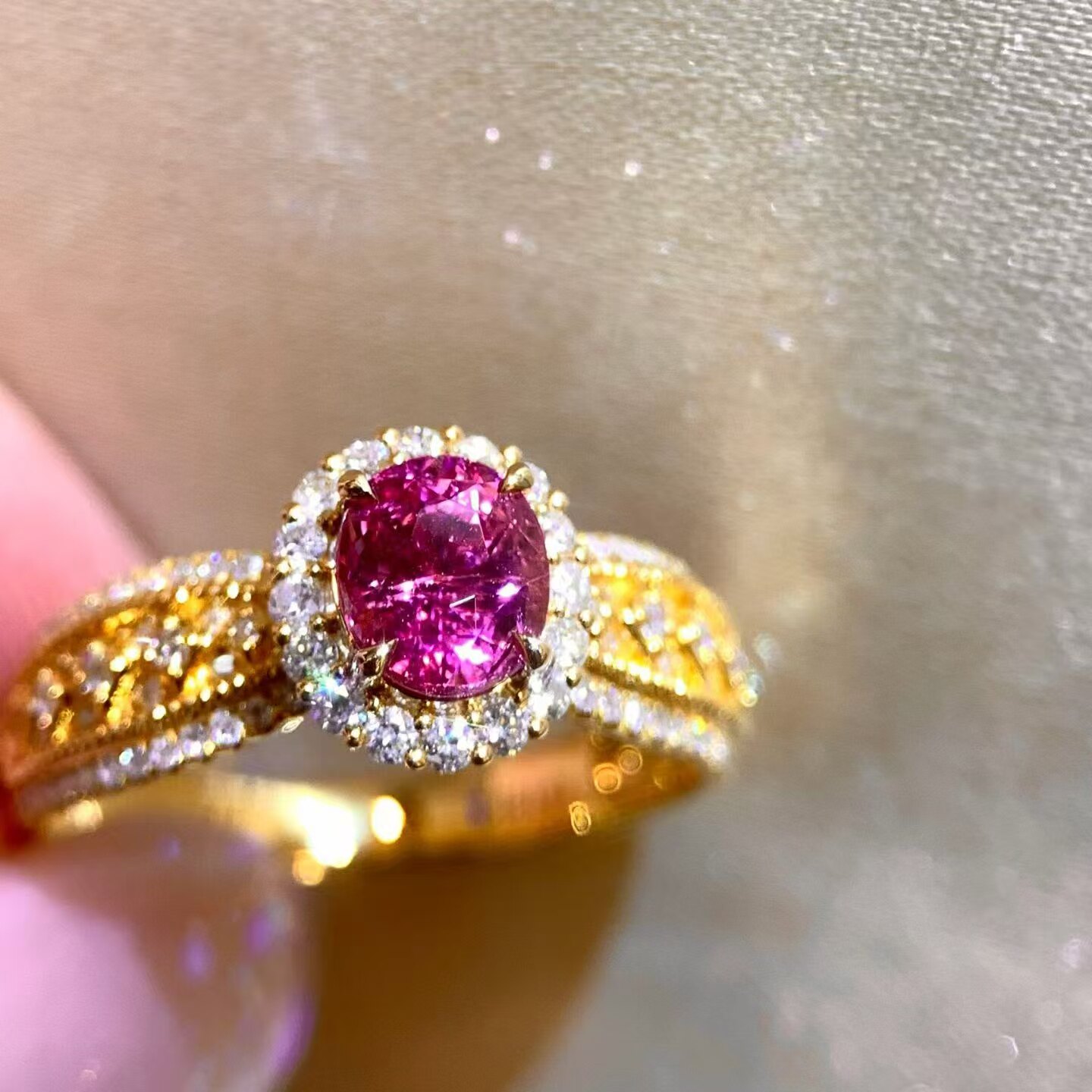18K gold diamond inlaid Sri Lankan unfired padparadscha ring, main stone 1.35 carats, classic and versatile
