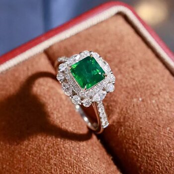 18k gold diamond inlaid natural emerald ring, main stone 0.88 carats, fashionable and elegant, simple everyday style