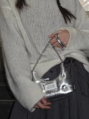 Небольшая дизайнерская серебряная сумка на одно плечо, коллекция 2023, изысканный стиль