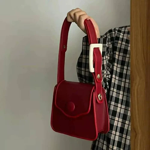 Красная небольшая дизайнерская сумка через плечо, полиуретановая портативная сумка на одно плечо, барсетка, тренд сезона, коллекция 2023, из натуральной кожи