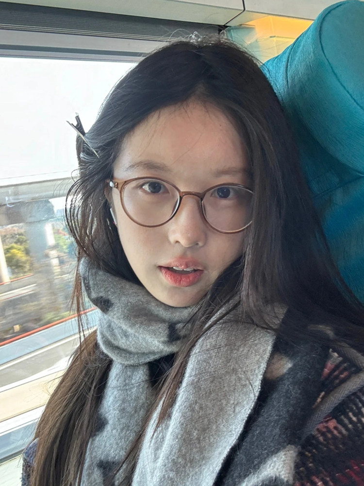 Ultra-Light Tr90 Oval Cold Brown Eyeglass Frames for Women with Small Faces, Anti-Blue Light, Natural Look, Suitable for Prescription Lenses