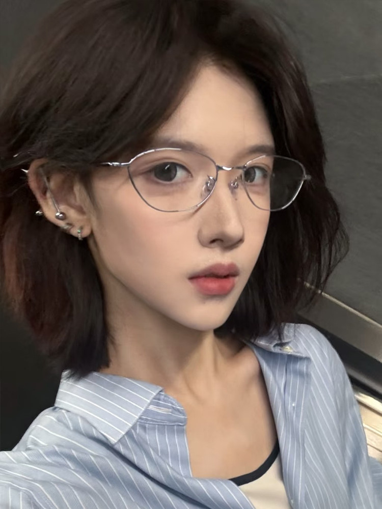 Korean Style High-Fashion Silver Eyeglass Frames for Women, Suitable for Nerdy Types, with a Small Face, Natural Look, and Can Be Fitted with Prescription Lenses