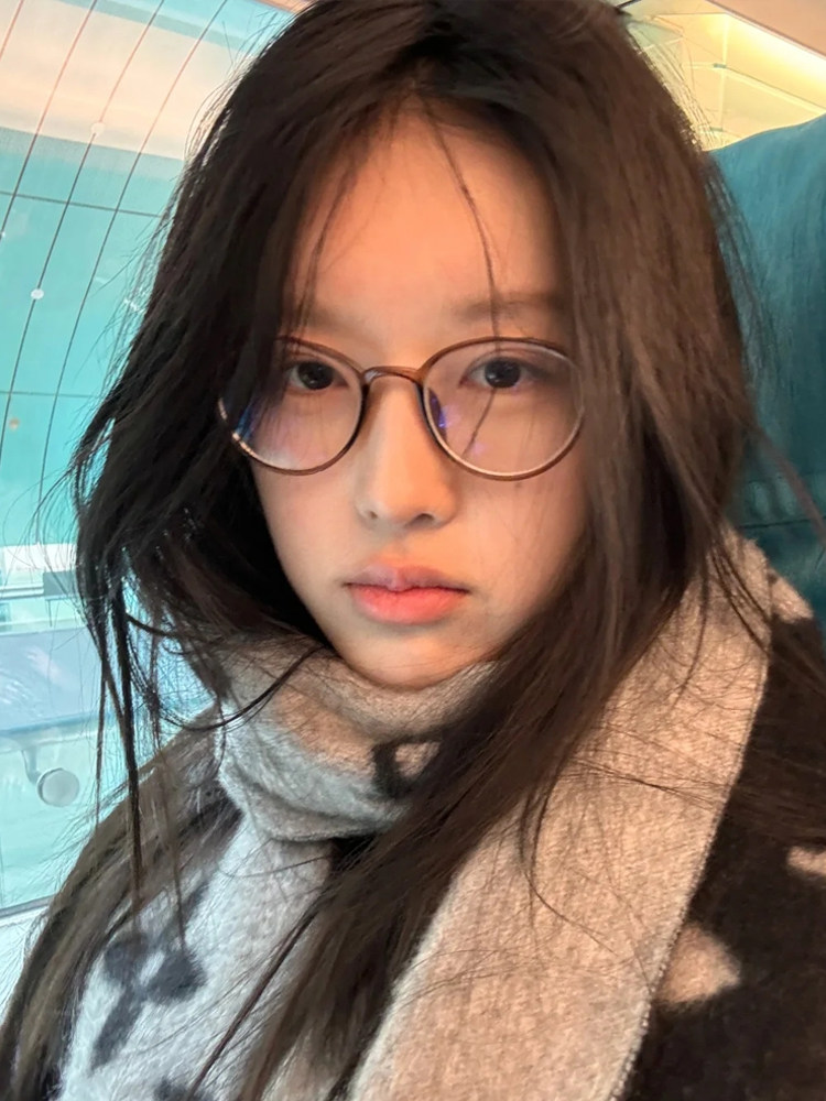 Ultra-Light Tr90 Oval Cold Brown Eyeglass Frames for Women with Small Faces, Anti-Blue Light, Natural Look, Suitable for Prescription Lenses