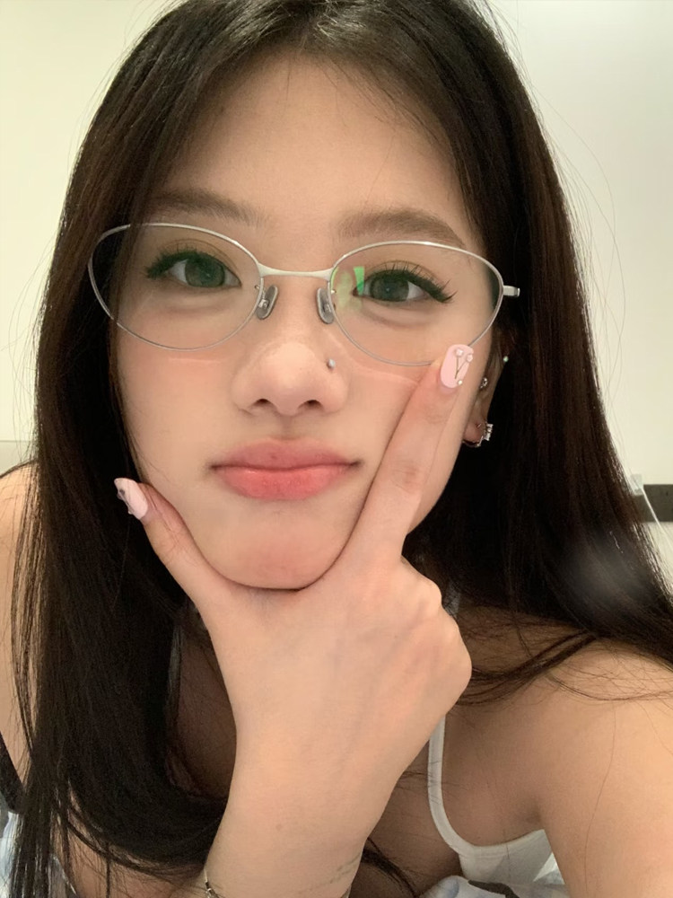 Korean Style High-Fashion Silver Eyeglass Frames for Women, Suitable for Nerdy Types, with a Small Face, Natural Look, and Can Be Fitted with Prescription Lenses