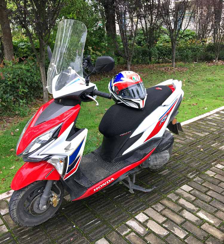 Suitable for split front plate scooter windshield Universal imported glass motorcycle front windshield Sundiro Honda