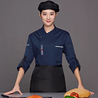 Модный синий лонгслив, черная юбка в складку, фартук