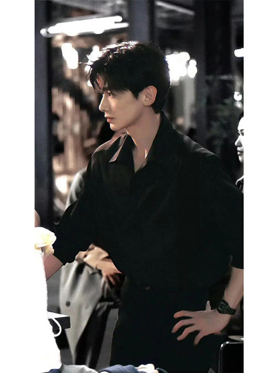 Camisa negra del mismo estilo de Bai Jingting para hombre, atractiva y de alta gama, además de un traje camisero de terciopelo de manga larga con una chaqueta tipo marido.