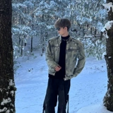 Короткая джинсовая мужская куртка, джинсовые наплечники, в американском стиле, изысканный стиль