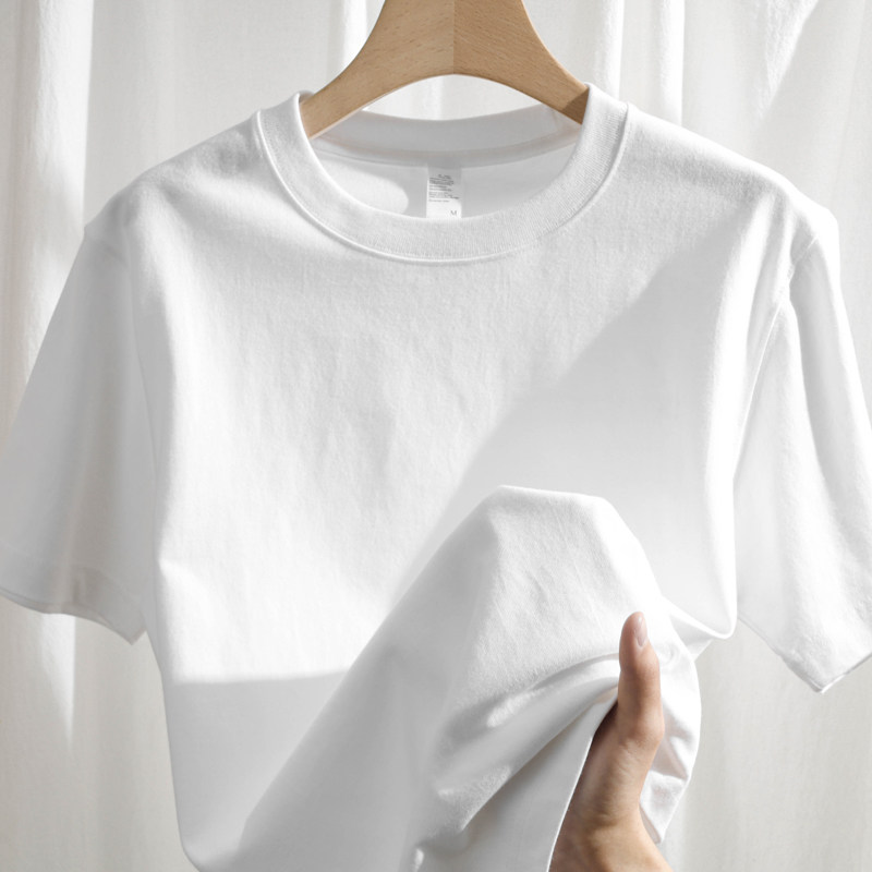 これは、女性用の270gアメリカンスタイルのヘビーウェイトオフショルダーTシャツで、ラウンドネック、シンプルで汎用性が高く、白で透けにくく、重ね着に適しています。男性用の半袖Tシャツで、夏用です。