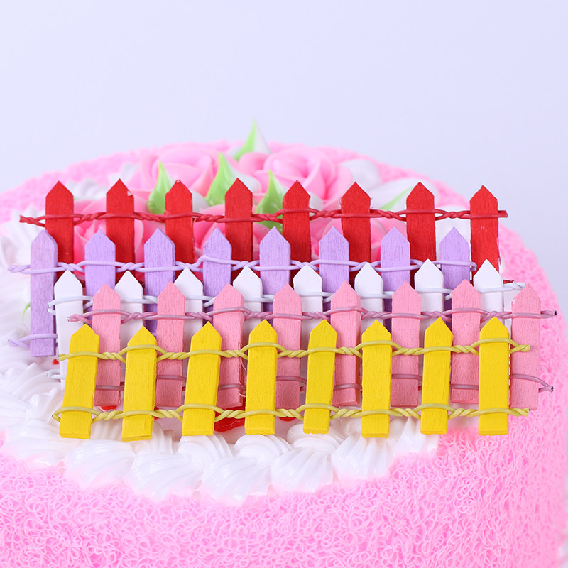 Cake baking with a decorative meme Burnt Doll Sitcake with a garden small fence fence