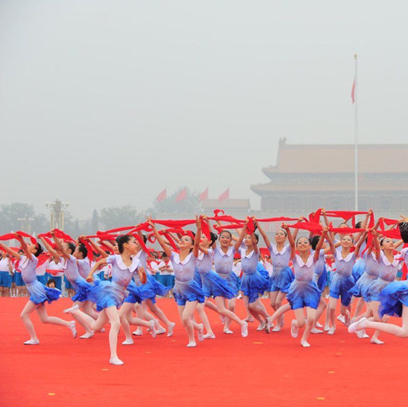 June 1 children's chorus costumes run towards the dream children's performance costumes red scarf proud children's collective dance